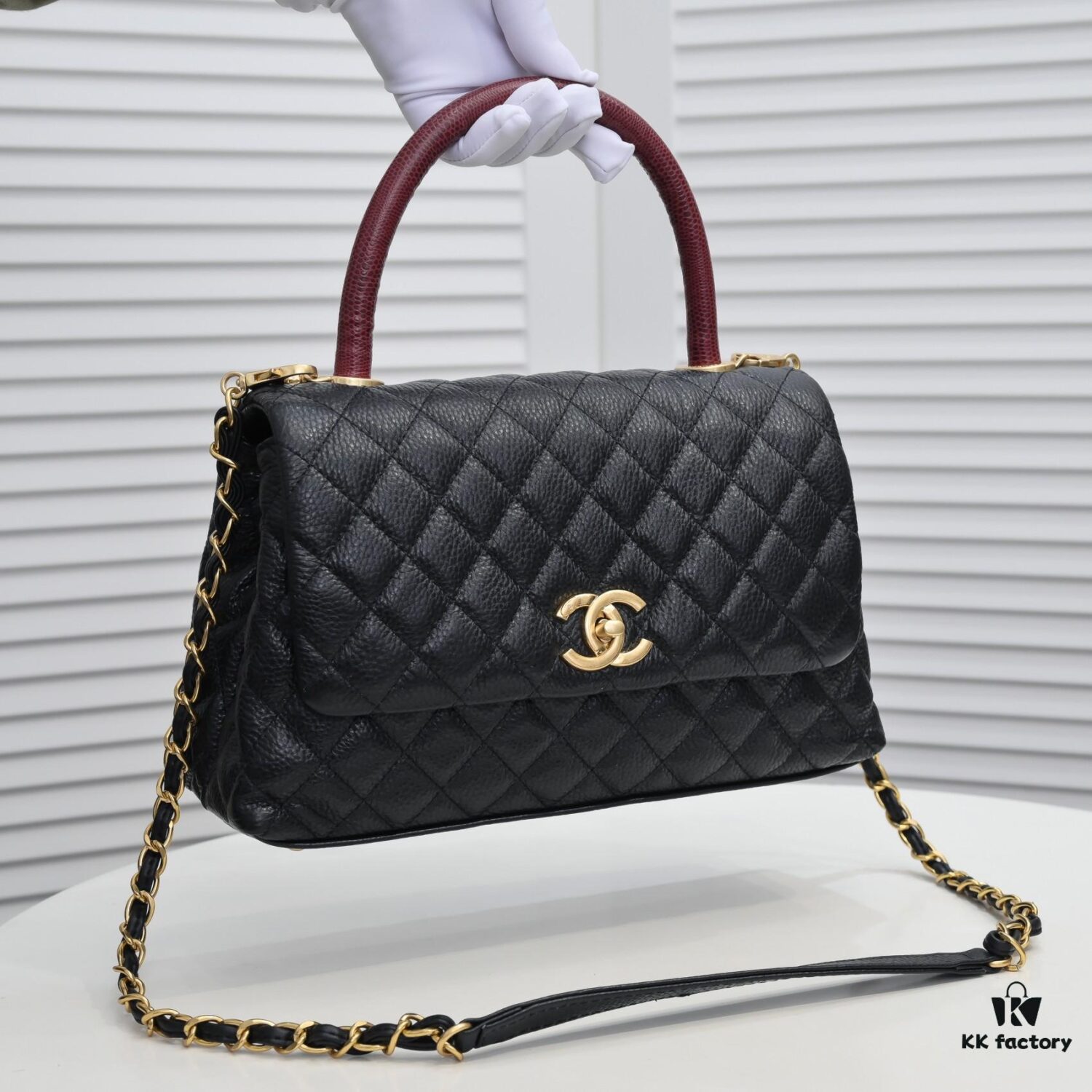 Black and Red Hand-Exchanged Chanel - Unique Design Flap Bag for Shoulder or Handheld Use