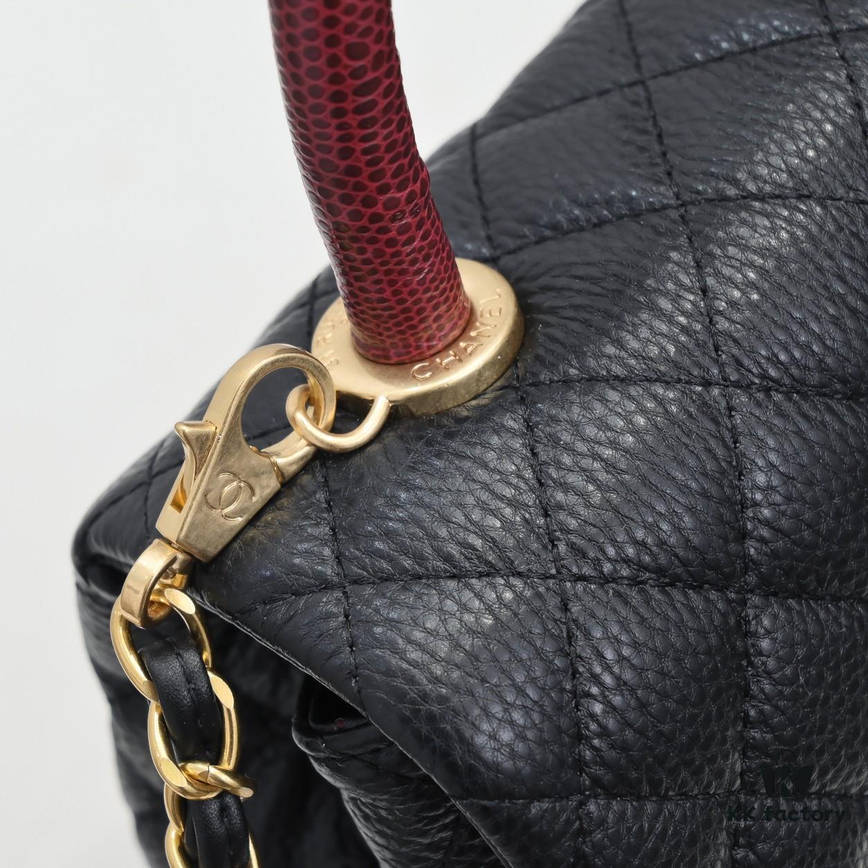 Black and Red Hand-Exchanged Chanel - Unique Design Flap Bag for Shoulder or Handheld Use