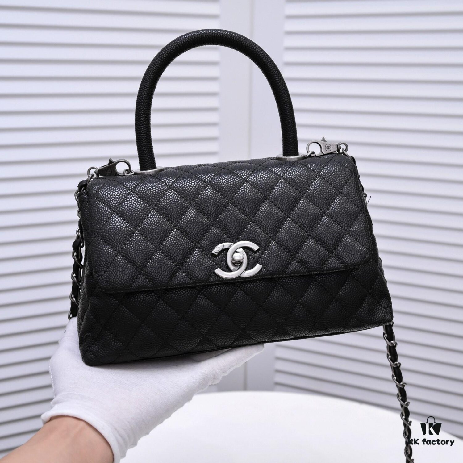 Chanel Unique Design Flap Bag, Shoulder and Handheld Dual-Purpose, Made from Imported Full-Grain Calfskin with Quilted Texture, Upgraded Gold-Tone Hardware, Handcrafted by Master Artisans