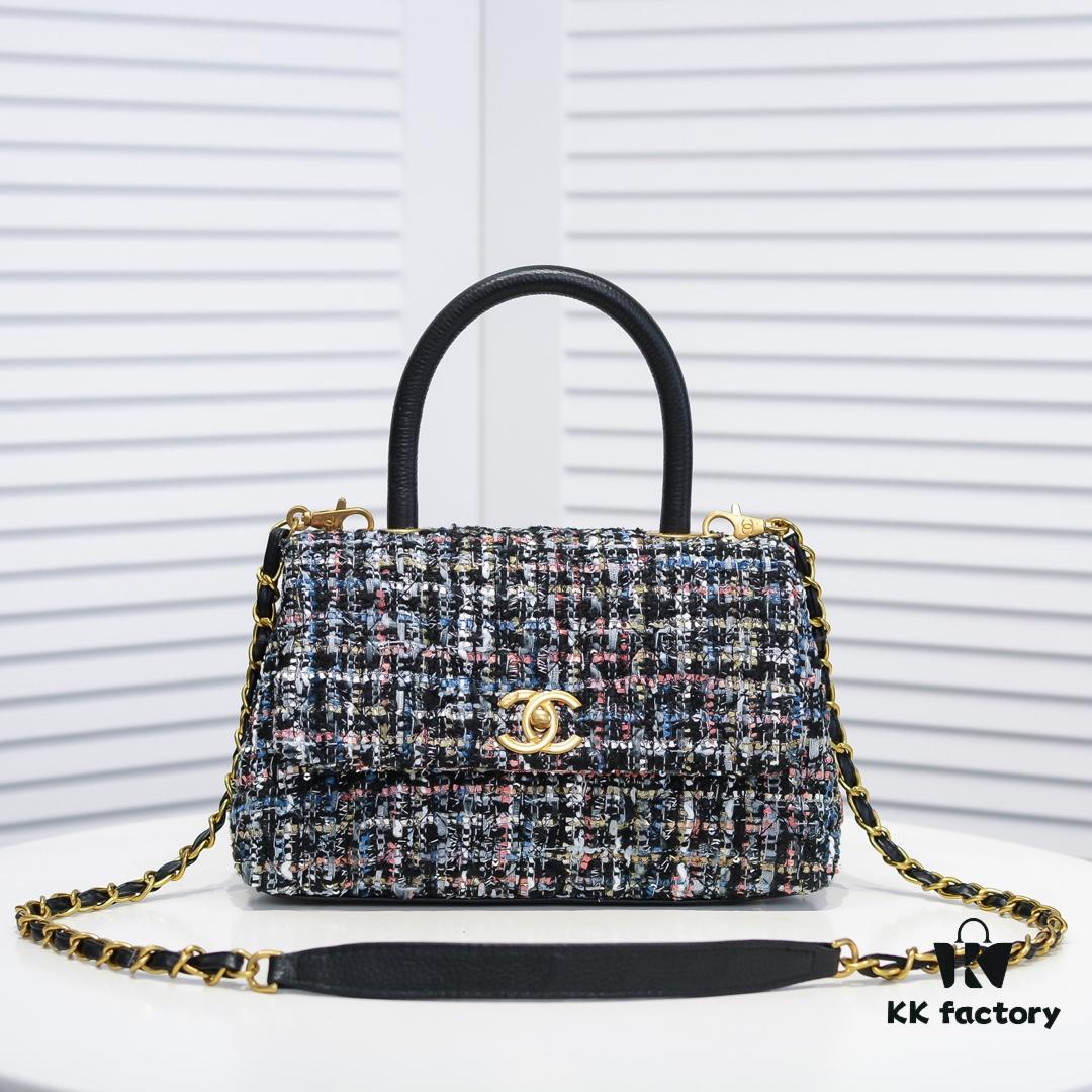 Chanel 20 Early Autumn New Arrival 💥 Unique Design Flap Bag with Shoulder and Top Handle Dual Carry Options 🙌 Premium Imported Sequined Tweed! Ⓜ One-of-a-Kind Material Paired with Upgraded Full Imported Gold-Tone Hardware 💍💍💍 Crafted by Master Artisans 😜 Pure Handmade Excellence 😏 An Elegant You Deserves a High-End Chanel Bag That Radiates Grace and Brilliance 💃 Timeless Fashion Model No.: 92991 Size: 26*16*9cm