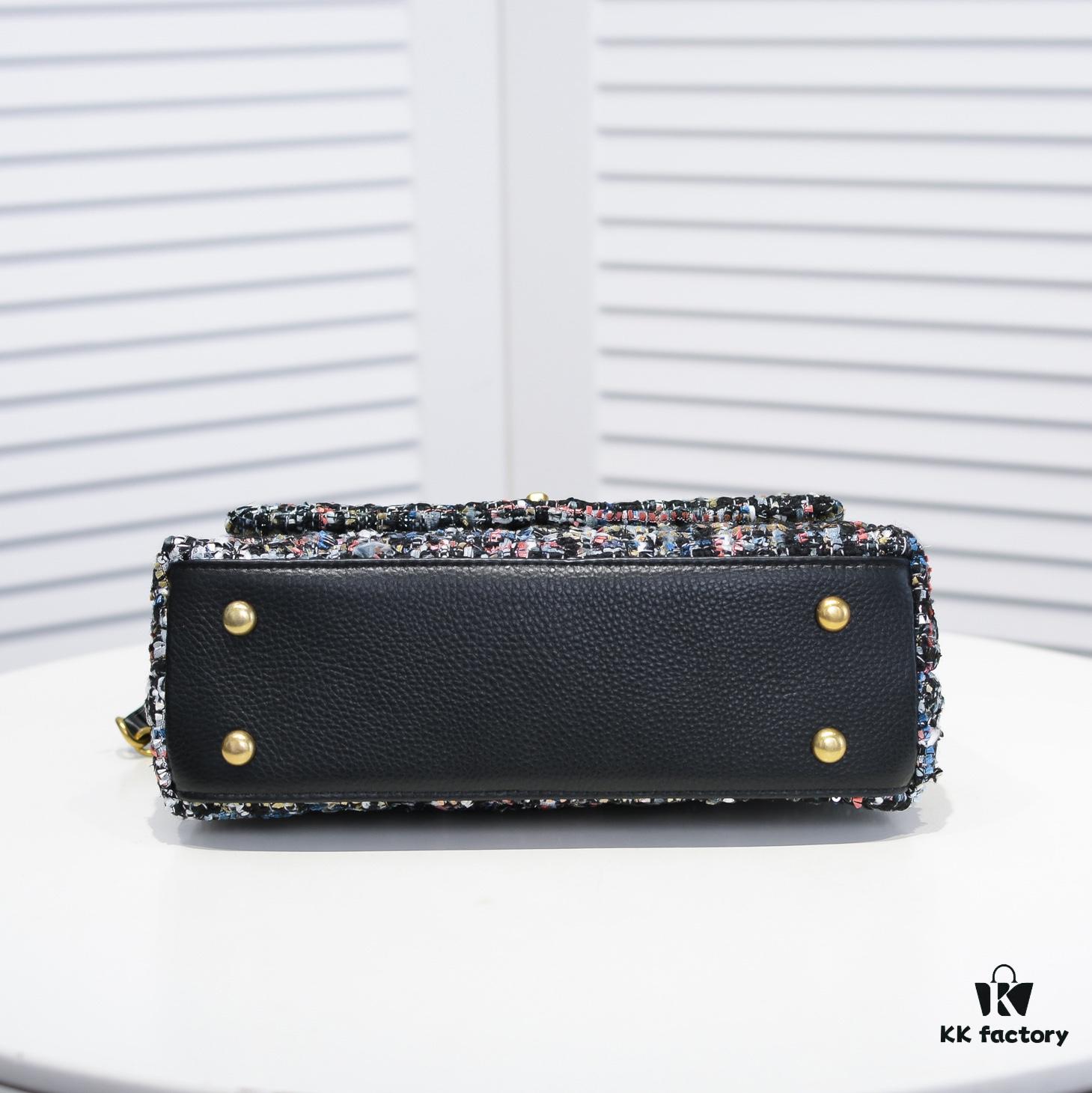 Chanel 20 Early Autumn New Arrival 💥 Unique Design Flap Bag with Shoulder and Top Handle Dual Carry Options 🙌 Premium Imported Sequined Tweed! Ⓜ One-of-a-Kind Material Paired with Upgraded Full Imported Gold-Tone Hardware 💍💍💍 Crafted by Master Artisans 😜 Pure Handmade Excellence 😏 An Elegant You Deserves a High-End Chanel Bag That Radiates Grace and Brilliance 💃 Timeless Fashion Model No.: 92991 Size: 26*16*9cm