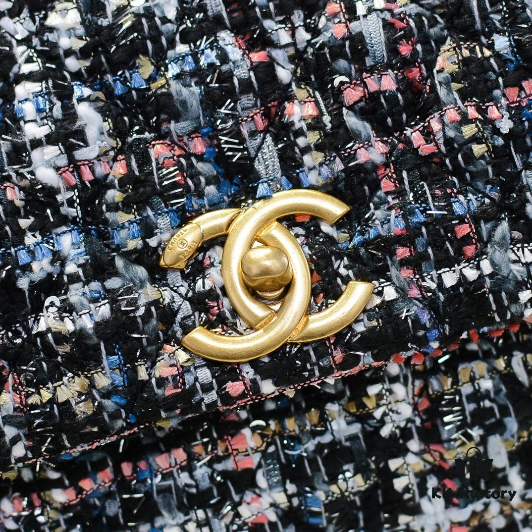Chanel 20 Early Autumn New Arrival 💥 Unique Design Flap Bag with Shoulder and Top Handle Dual Carry Options 🙌 Premium Imported Sequined Tweed! Ⓜ One-of-a-Kind Material Paired with Upgraded Full Imported Gold-Tone Hardware 💍💍💍 Crafted by Master Artisans 😜 Pure Handmade Excellence 😏 An Elegant You Deserves a High-End Chanel Bag That Radiates Grace and Brilliance 💃 Timeless Fashion Model No.: 92991 Size: 26*16*9cm