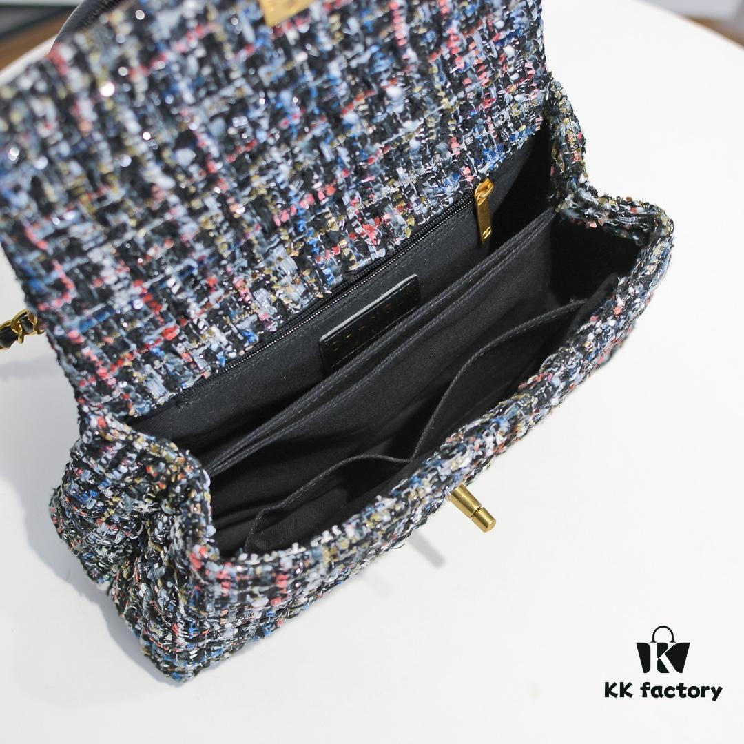 Chanel 20 Early Autumn New Arrival 💥 Unique Design Flap Bag with Shoulder and Top Handle Dual Carry Options 🙌 Premium Imported Sequined Tweed! Ⓜ One-of-a-Kind Material Paired with Upgraded Full Imported Gold-Tone Hardware 💍💍💍 Crafted by Master Artisans 😜 Pure Handmade Excellence 😏 An Elegant You Deserves a High-End Chanel Bag That Radiates Grace and Brilliance 💃 Timeless Fashion Model No.: 92991 Size: 26*16*9cm