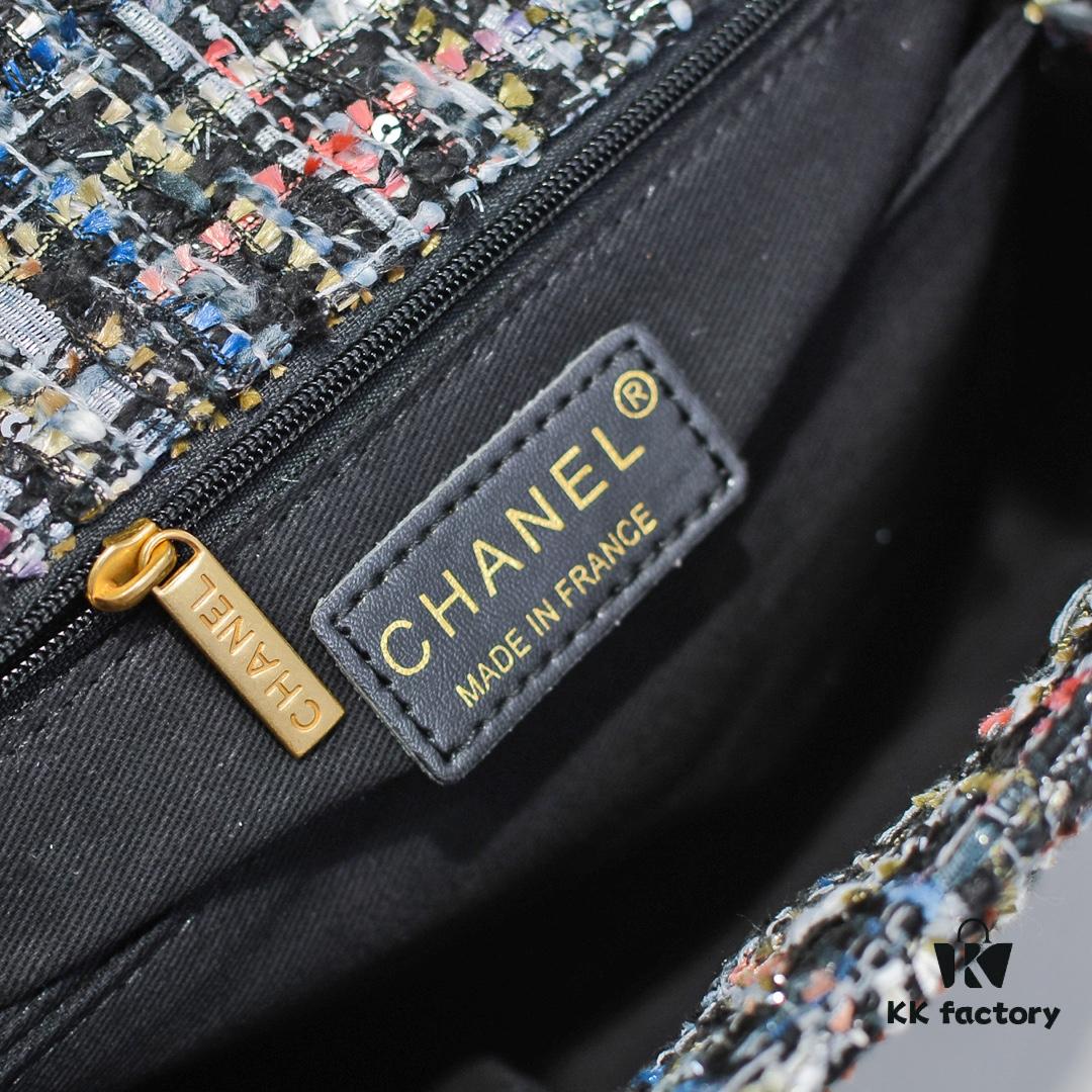 Chanel 20 Early Autumn New Arrival 💥 Unique Design Flap Bag with Shoulder and Top Handle Dual Carry Options 🙌 Premium Imported Sequined Tweed! Ⓜ One-of-a-Kind Material Paired with Upgraded Full Imported Gold-Tone Hardware 💍💍💍 Crafted by Master Artisans 😜 Pure Handmade Excellence 😏 An Elegant You Deserves a High-End Chanel Bag That Radiates Grace and Brilliance 💃 Timeless Fashion Model No.: 92991 Size: 26*16*9cm