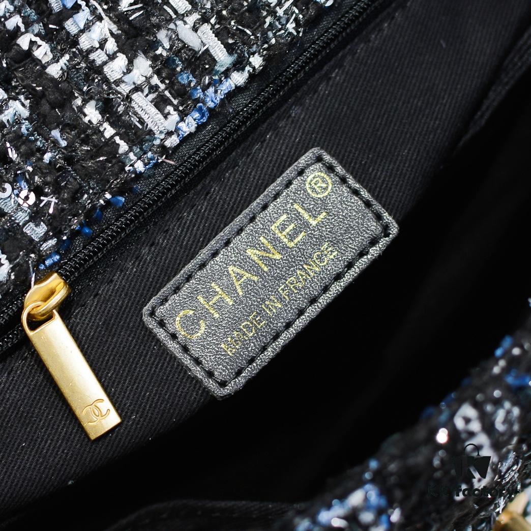 Chanel 20 Early Autumn New Arrival 💥 Unique Design Flap Bag with Shoulder and Top Handle Dual Carry Options 🙌 Premium Imported Sequined Tweed! Ⓜ One-of-a-Kind Material Paired with Upgraded Full Imported Gold-Tone Hardware 💍💍💍 Crafted by Master Artisans 😜 Pure Handmade Excellence 😏 An Elegant You Deserves a High-End Chanel Bag That Radiates Grace and Glamour 💃 Timeless Fashion Model No.: 92991 Size: 26*16*9cm