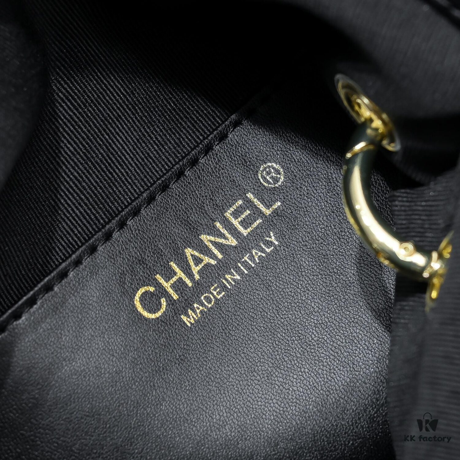 Chanel 24P Hobo Vintage Ping Pong Handbag, Dual-Use Practical Bag with Crossbody Leather-Threaded Chain