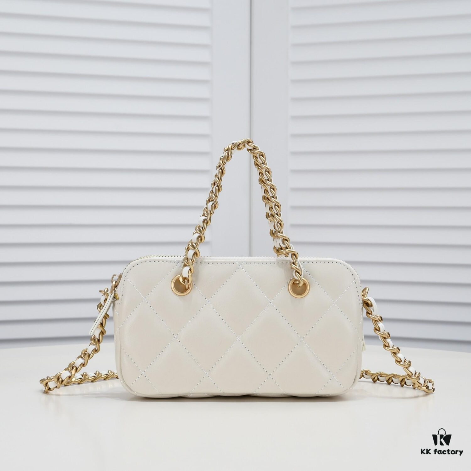 Chanel 23K Gold Coin Chain Bag Vintage Style Fashionable and Versatile Handbag