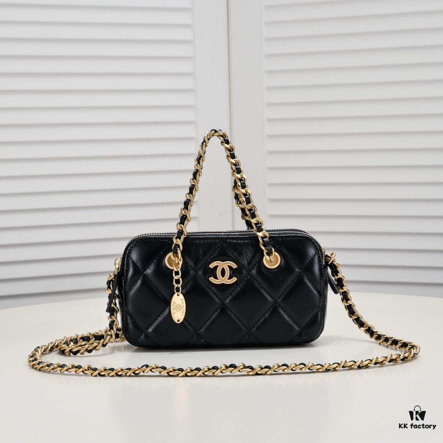 Chanel 23K Gold Coin Chain Bag Vintage Style Fashionable and Versatile Handbag