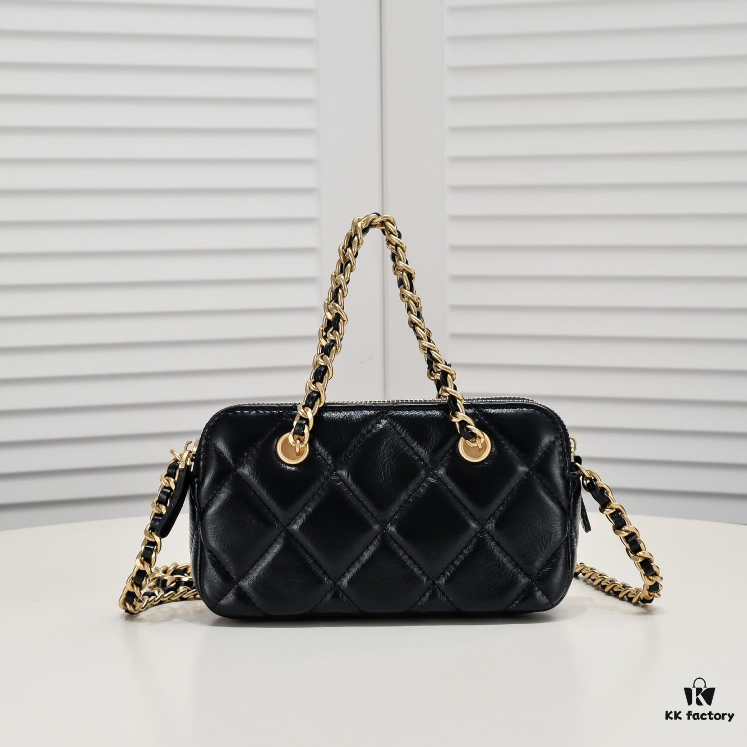 Chanel 23K Gold Coin Chain Bag Vintage Style Fashionable and Versatile Handbag