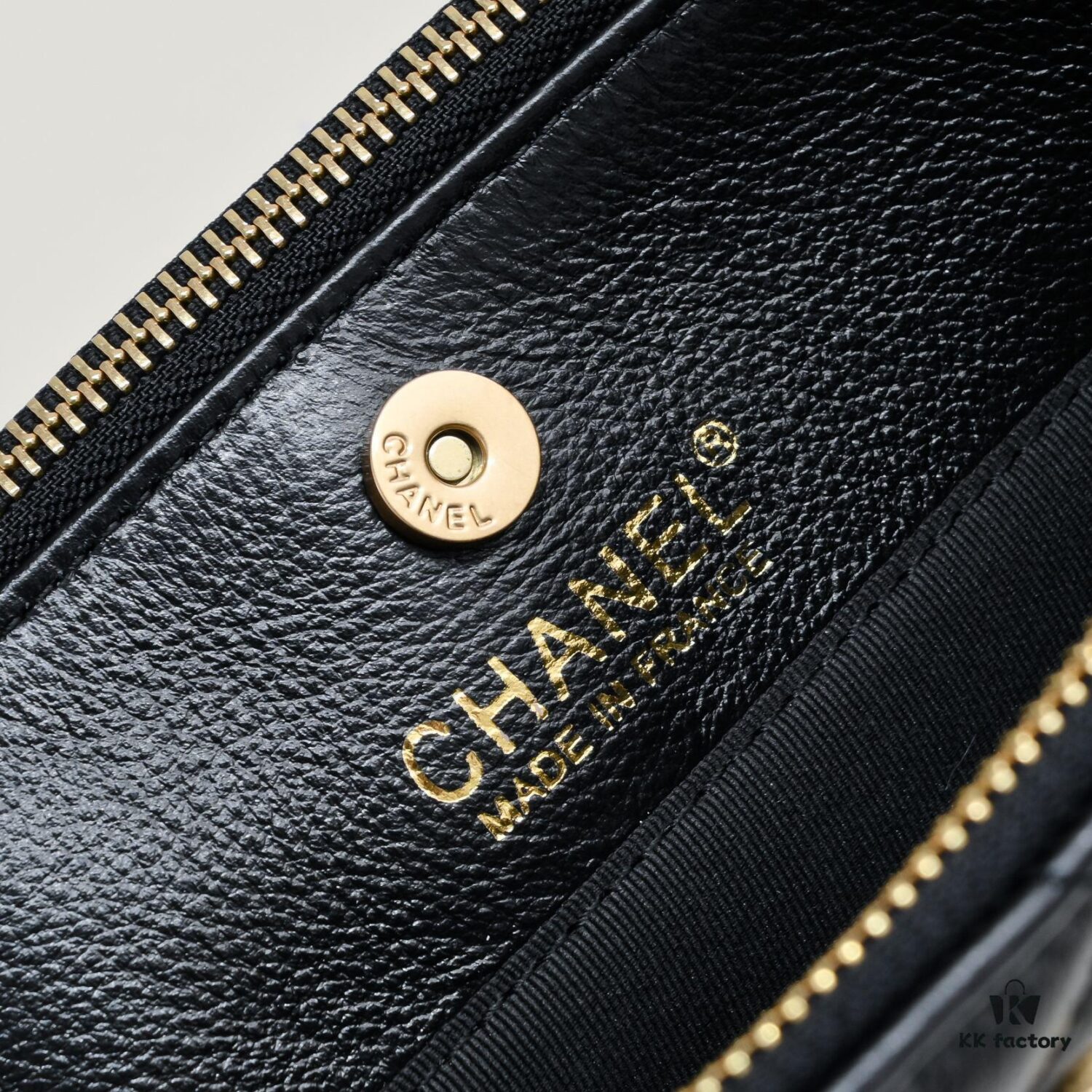 Chanel 23K Gold Coin Chain Bag Vintage Style Fashionable and Versatile Handbag