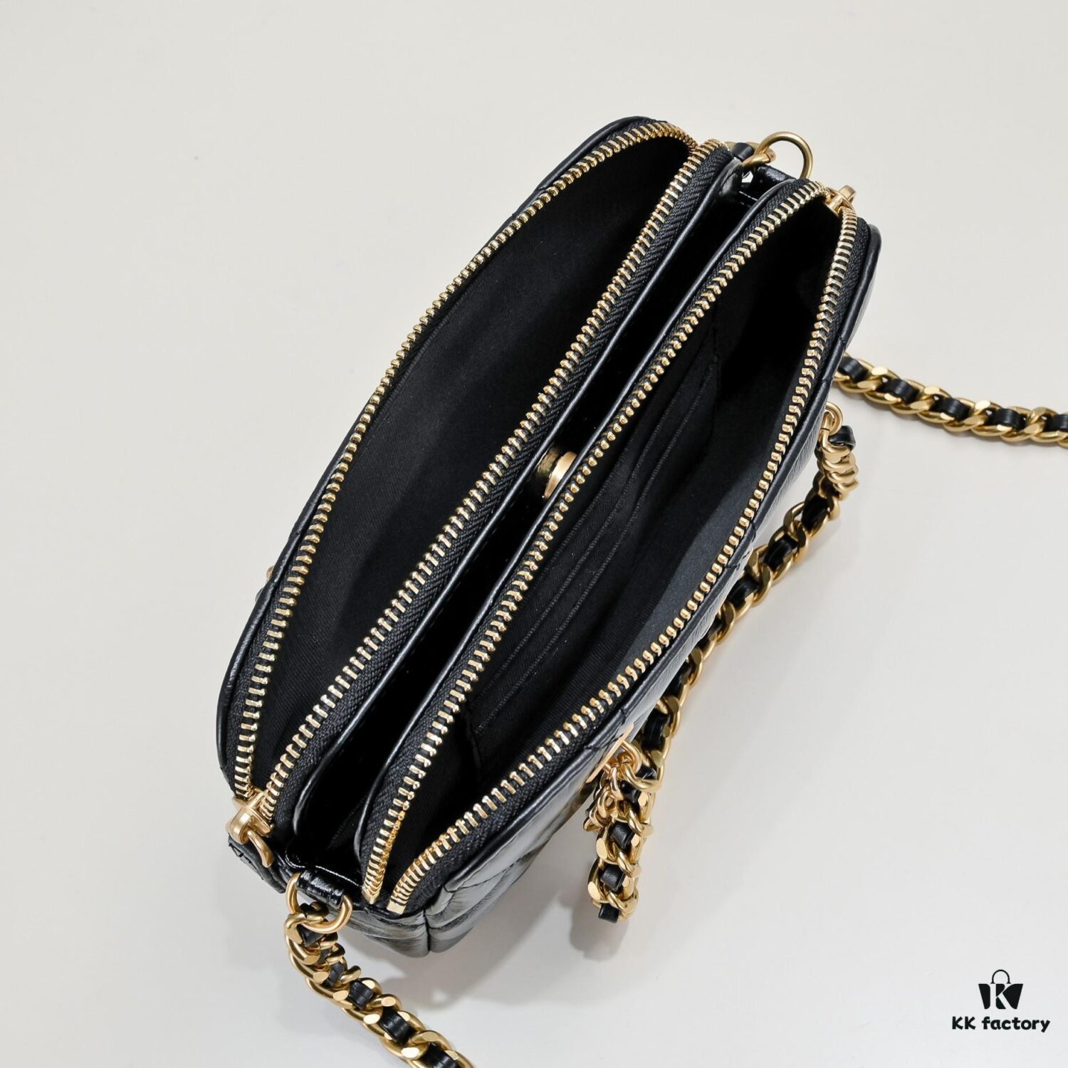 Chanel 23K Gold Coin Chain Bag Vintage Style Fashionable and Versatile Handbag