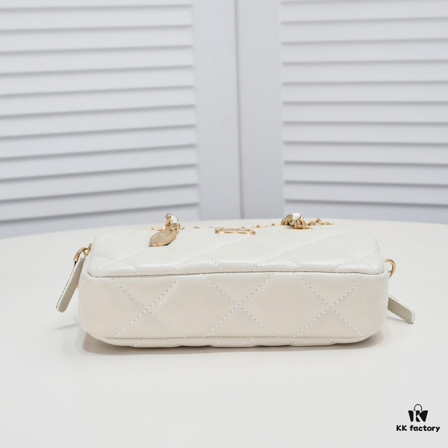 Chanel 23K Gold Coin Chain Bag Vintage Style Fashionable and Versatile Handbag