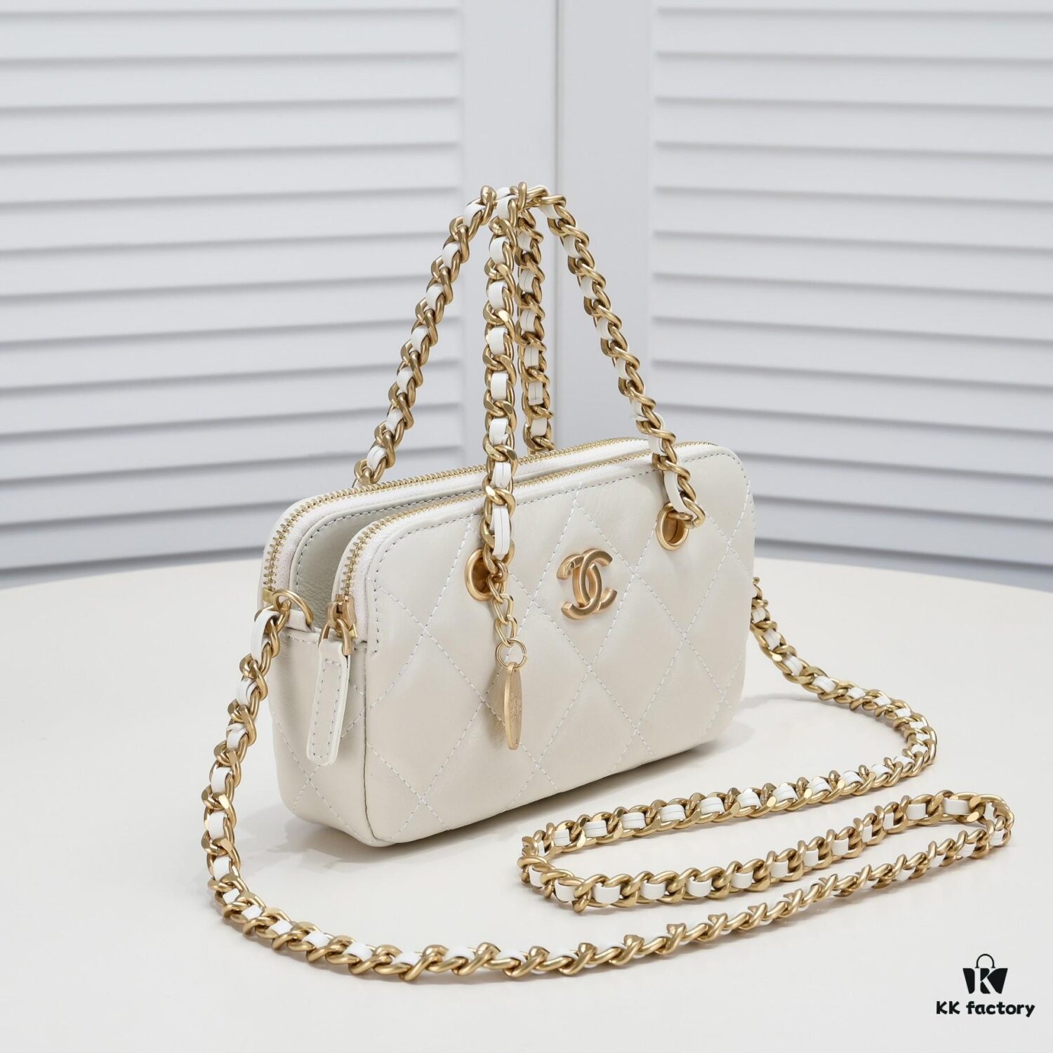 Chanel 23K Gold Coin Chain Bag Vintage Style Fashionable and Versatile Handbag