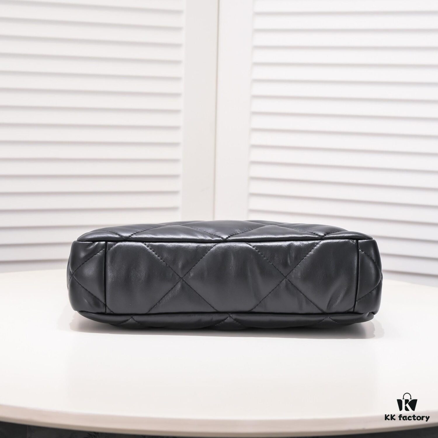 Large AS9088 CHANEL 22B 19BAG Tote Black Gold Italian First-Class GR Lambskin