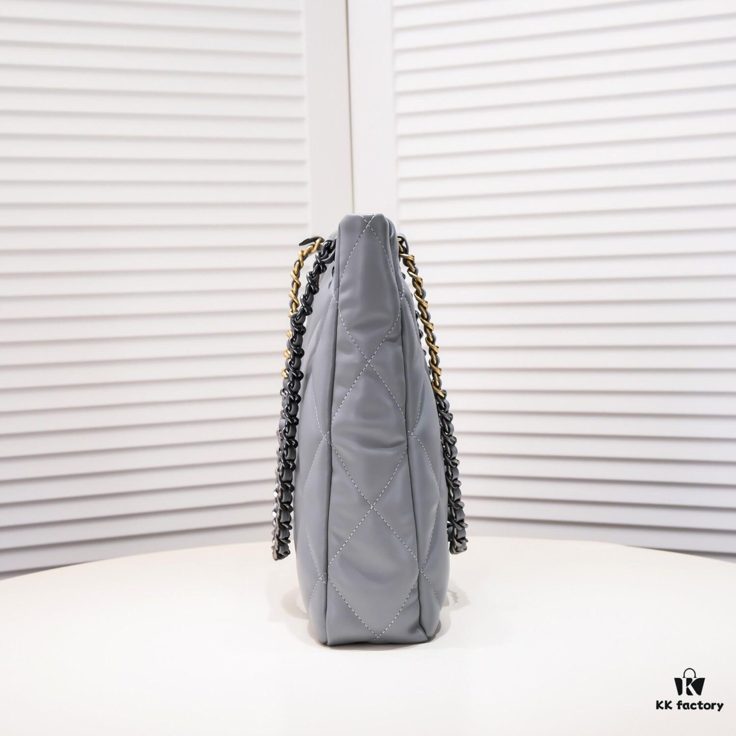 Large AS9088 CHANEL 22B 19BAG Tote Black Gold Italian First-Class GR Lambskin