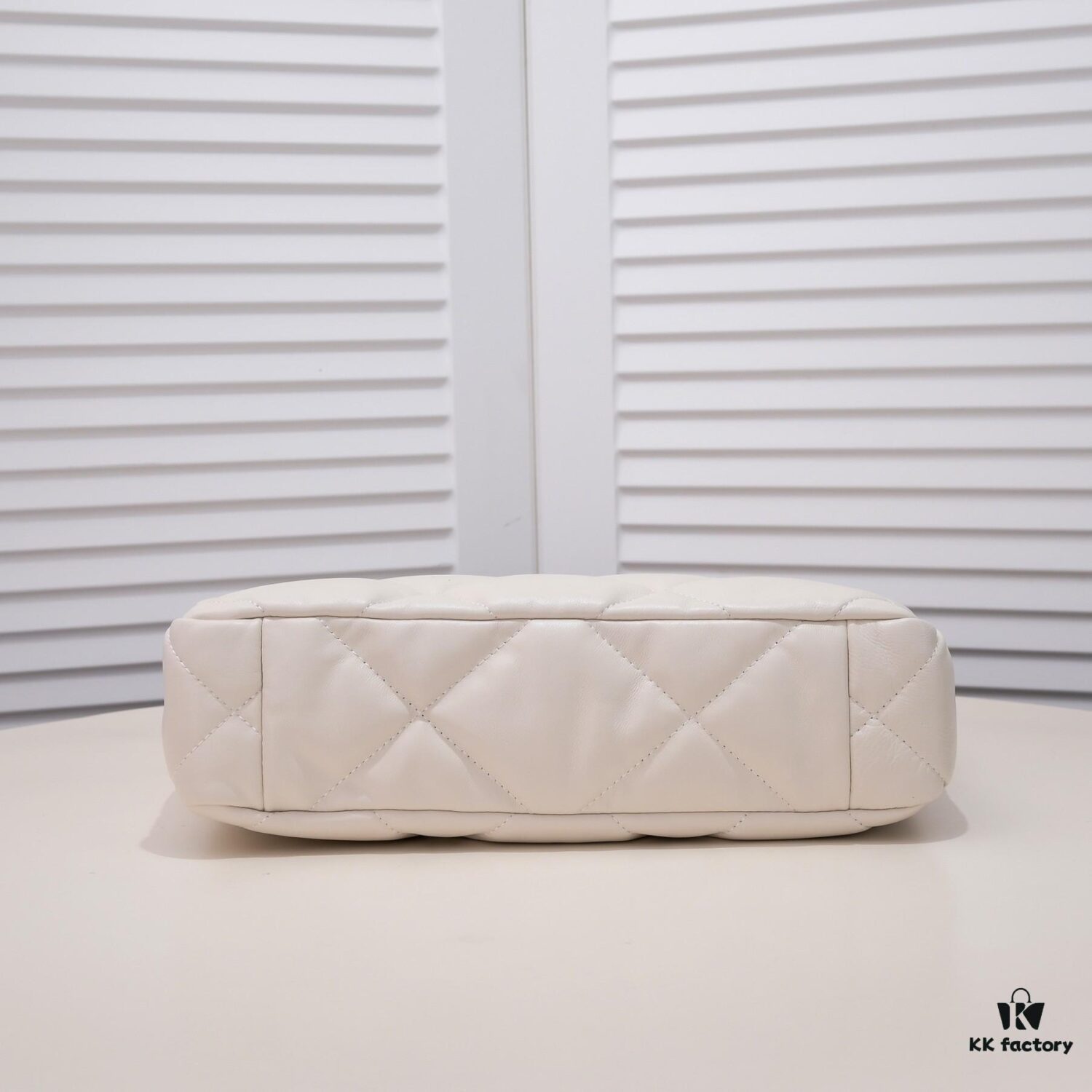 Large AS9088 CHANEL 22B 19BAG Tote Black and Gold Italian First-Class GR Lambskin