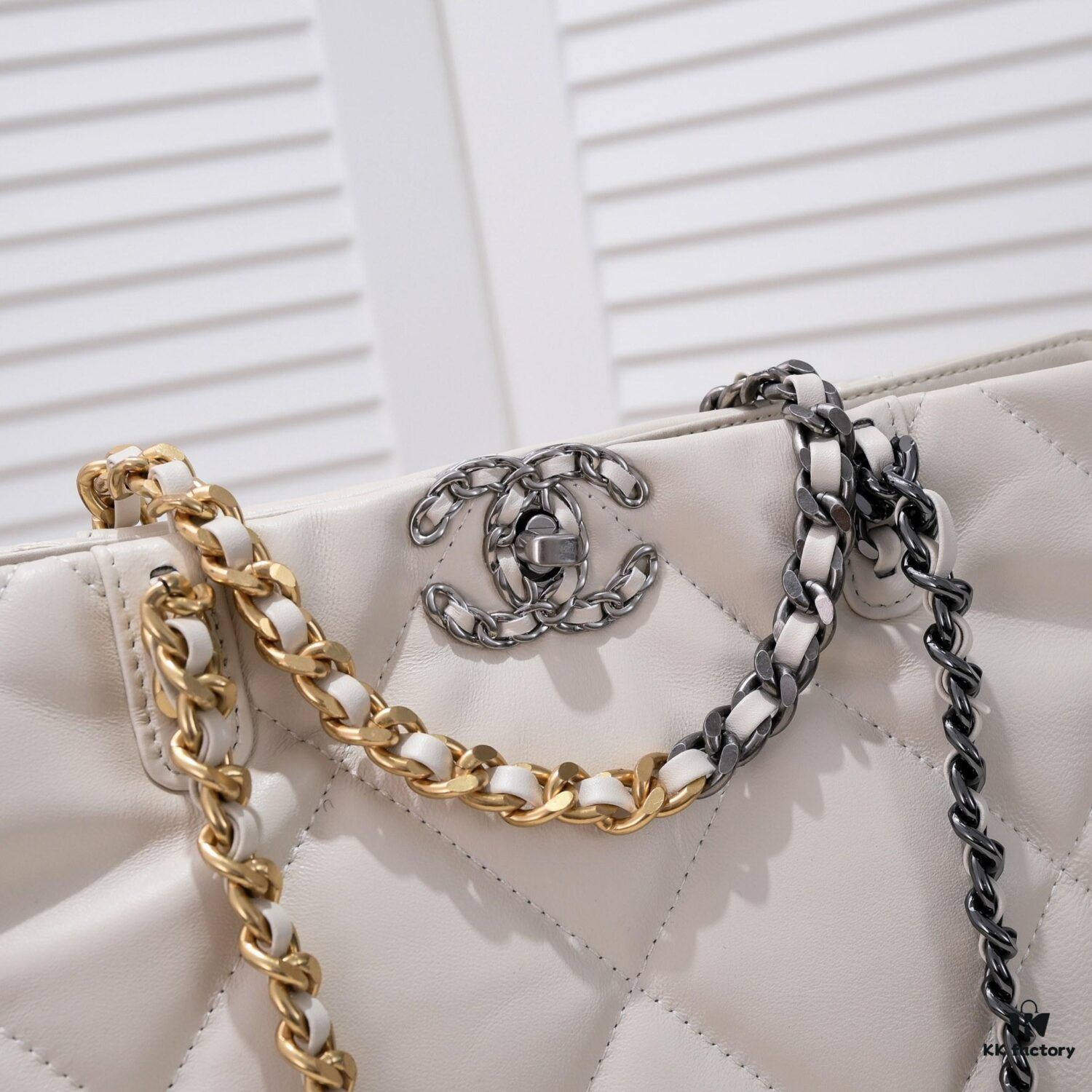 Large AS9088 CHANEL 22B 19BAG Tote Black and Gold Italian First-Class GR Lambskin