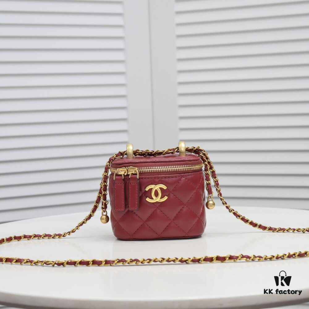 Chanel 2021 Fall/Winter New Arrival Handheld Makeup Pouch, Compact Storage Box, Authentic Hardware, Adjustable Shoulder Strap, Premium Imported Lambskin