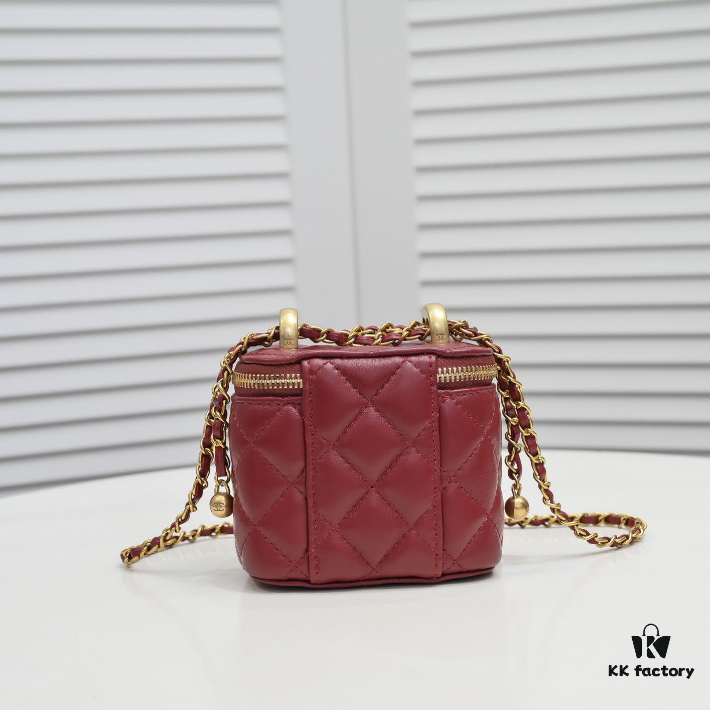 Chanel 2021 Fall/Winter New Arrival Handheld Makeup Pouch, Compact Storage Box, Authentic Hardware, Adjustable Shoulder Strap, Premium Imported Lambskin