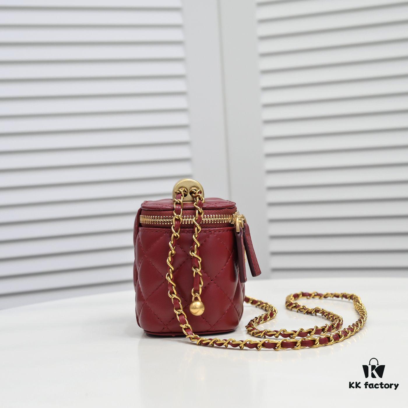 Chanel 2021 Fall/Winter New Arrival Handheld Makeup Pouch, Compact Storage Box, Authentic Hardware, Adjustable Shoulder Strap, Premium Imported Lambskin