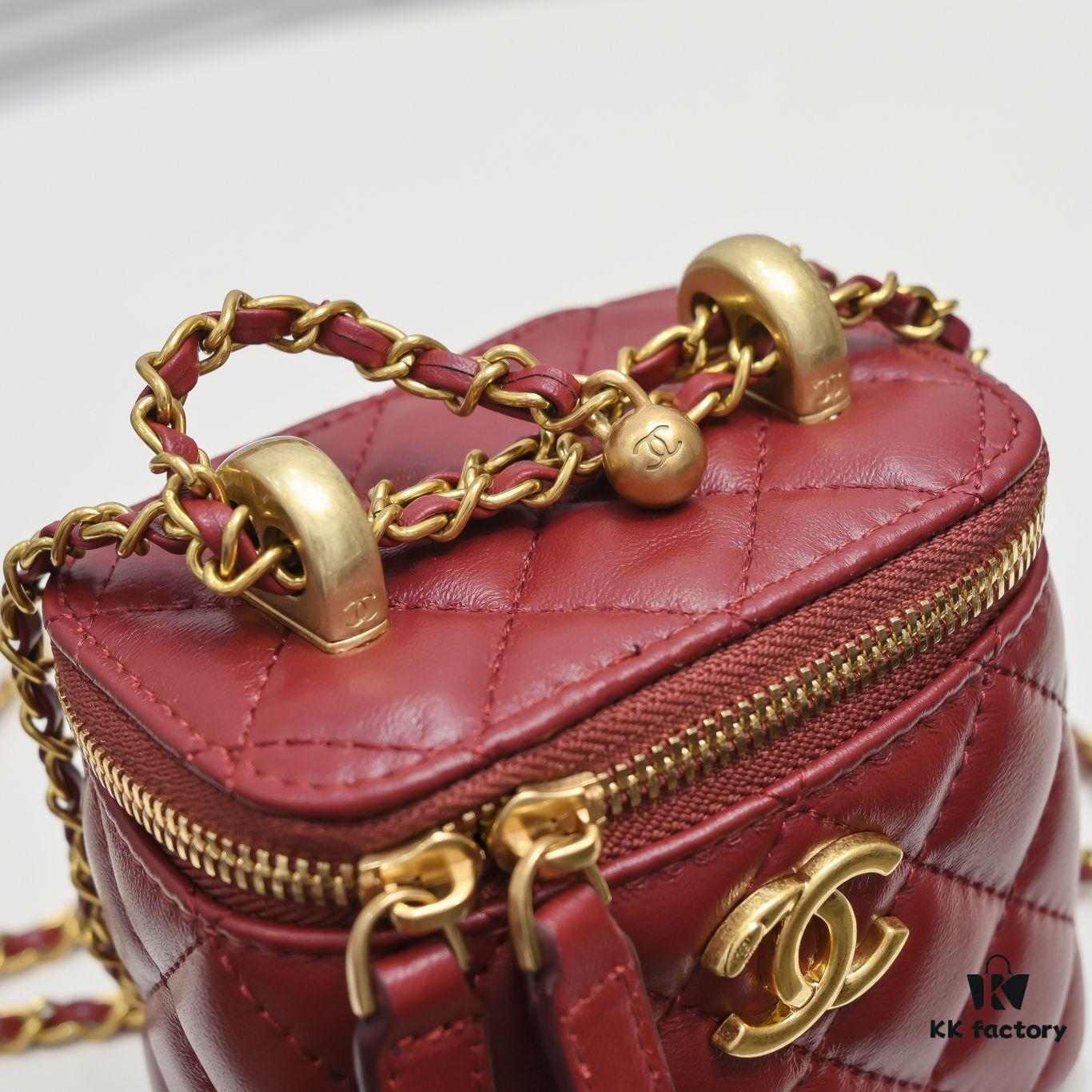 Chanel 2021 Fall/Winter New Arrival Handheld Makeup Pouch, Compact Storage Box, Authentic Hardware, Adjustable Shoulder Strap, Premium Imported Lambskin