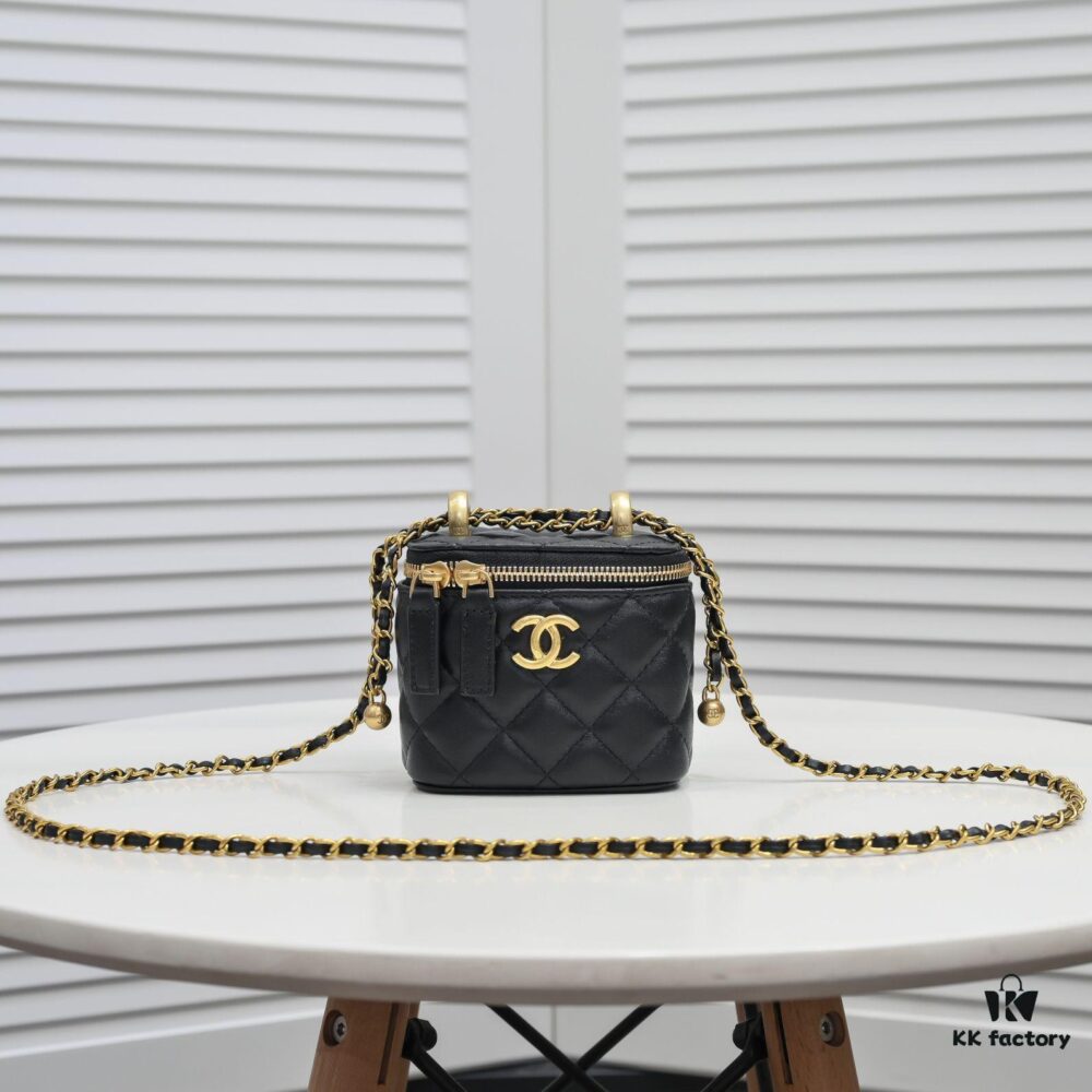 Chanel 2021 Fall/Winter New Arrival Mini Cosmetic Handheld Box, Compact Storage Pouch, Authentic Hardware, Adjustable Strap, Imported Lambskin, Perfect for On-the-Go Touch-Ups and Stylish Daily Accessory