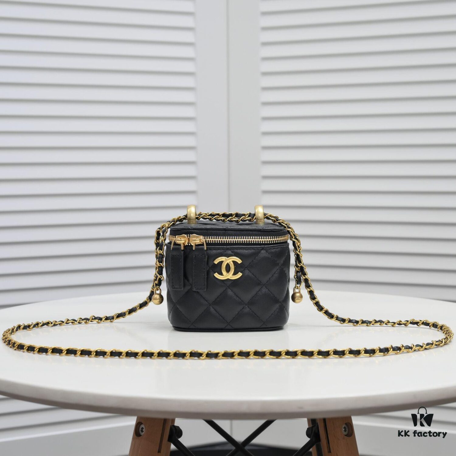 Chanel 2021 Fall/Winter New Arrival Mini Cosmetic Handheld Box, Compact Storage Pouch, Authentic Hardware, Adjustable Strap, Imported Lambskin, Perfect for On-the-Go Touch-Ups and Stylish Daily Accessory
