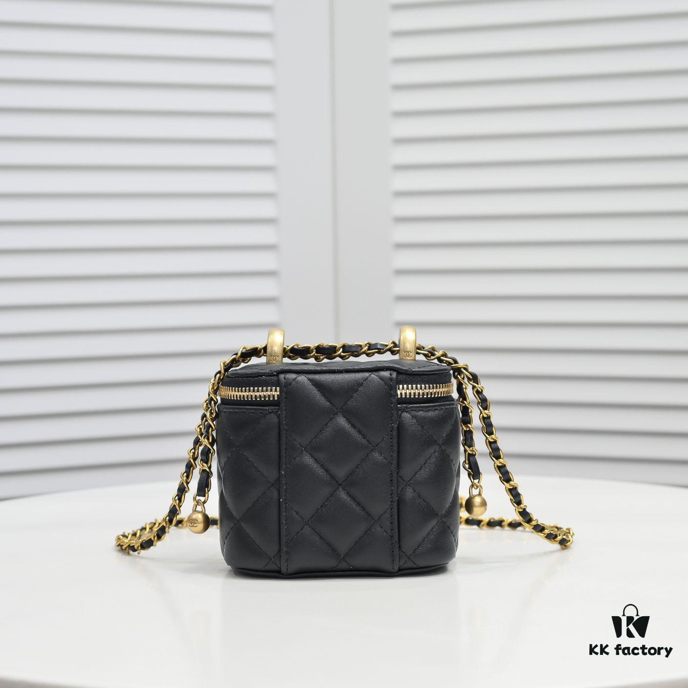 Chanel 2021 Fall/Winter New Arrival Mini Cosmetic Handheld Box, Compact Storage Pouch, Authentic Hardware, Adjustable Strap, Imported Lambskin, Perfect for On-the-Go Touch-Ups and Stylish Daily Accessory