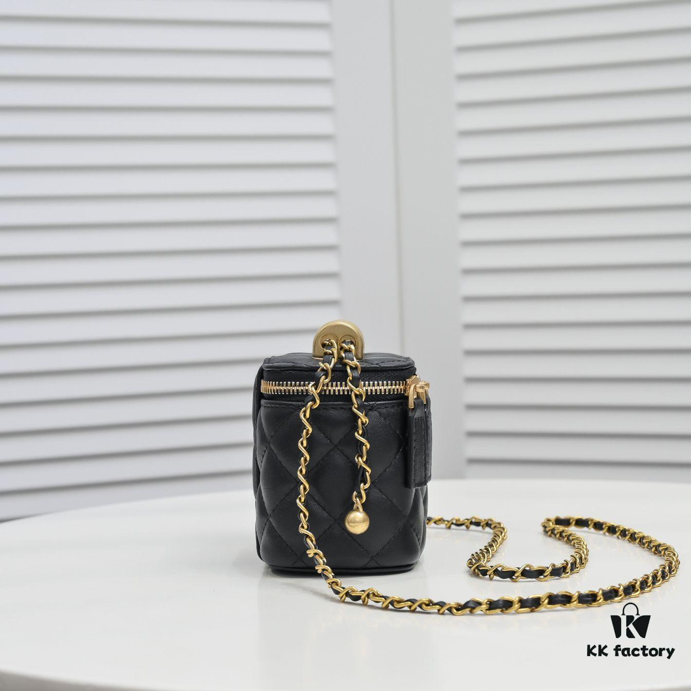 Chanel 2021 Fall/Winter New Arrival Mini Cosmetic Handheld Box, Compact Storage Pouch, Authentic Hardware, Adjustable Strap, Imported Lambskin, Perfect for On-the-Go Touch-Ups and Stylish Daily Accessory