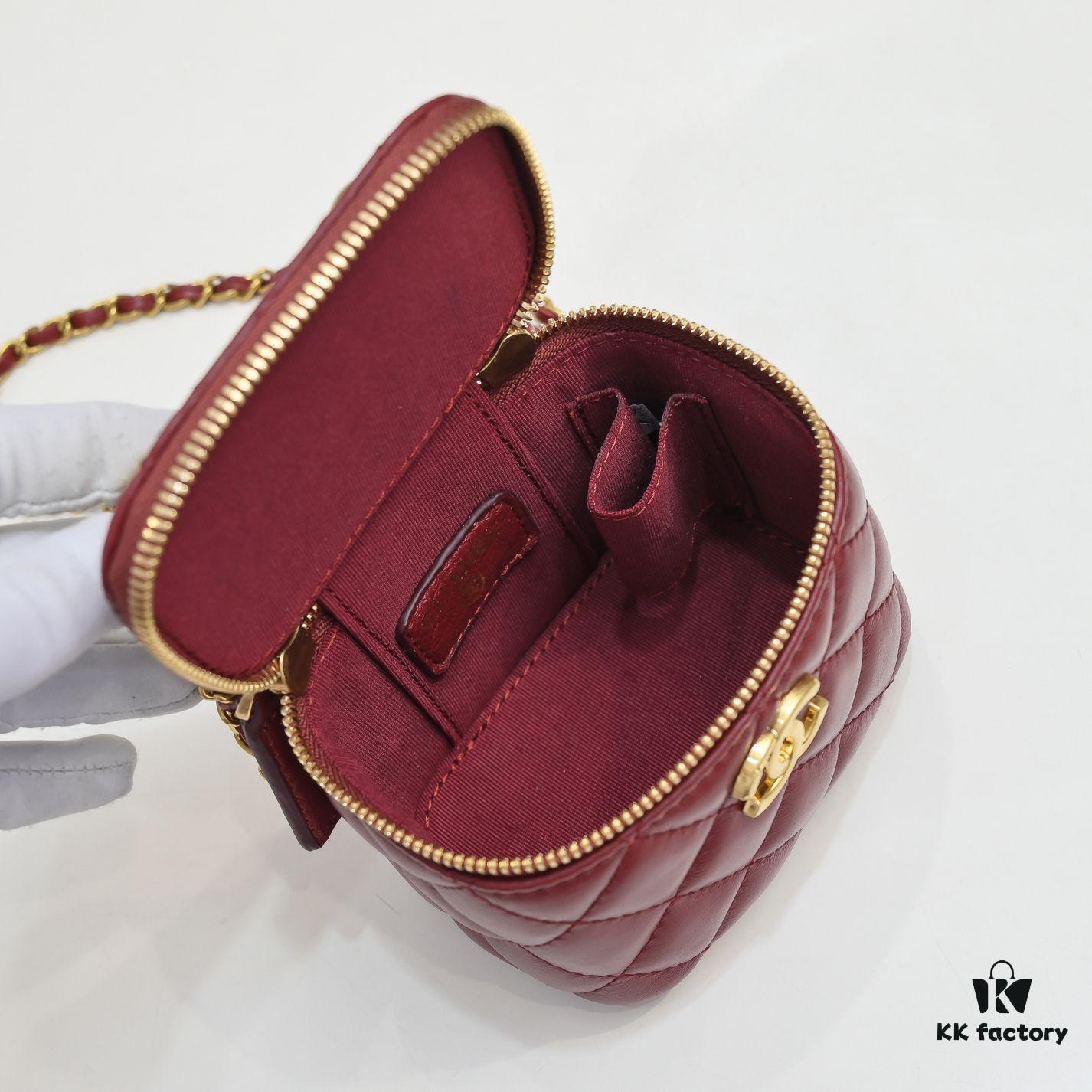 Chanel 2021 Fall/Winter New Arrival Handheld Makeup Pouch, Compact Storage Box, Authentic Hardware, Adjustable Shoulder Strap, Premium Imported Lambskin