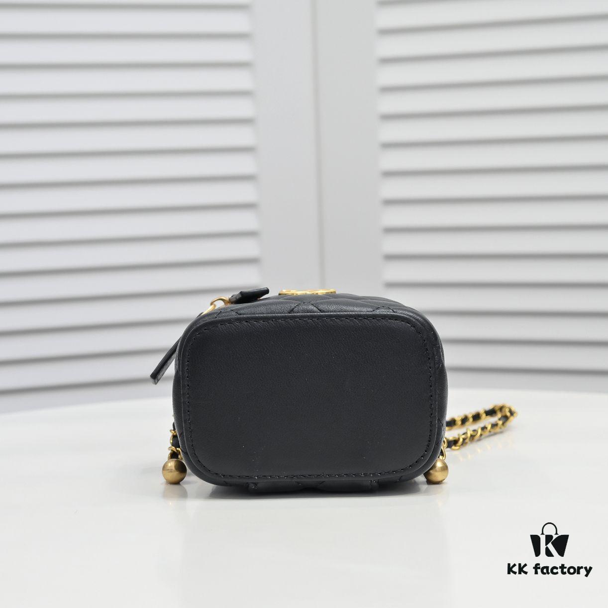 Chanel 2021 Fall/Winter New Arrival Mini Cosmetic Handheld Box, Compact Storage Pouch, Authentic Hardware, Adjustable Strap, Imported Lambskin, Perfect for On-the-Go Touch-Ups and Stylish Daily Accessory