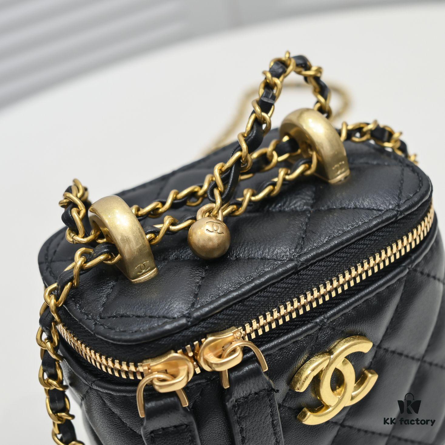 Chanel 2021 Fall/Winter New Arrival Mini Cosmetic Handheld Box, Compact Storage Pouch, Authentic Hardware, Adjustable Strap, Imported Lambskin, Perfect for On-the-Go Touch-Ups and Stylish Daily Accessory