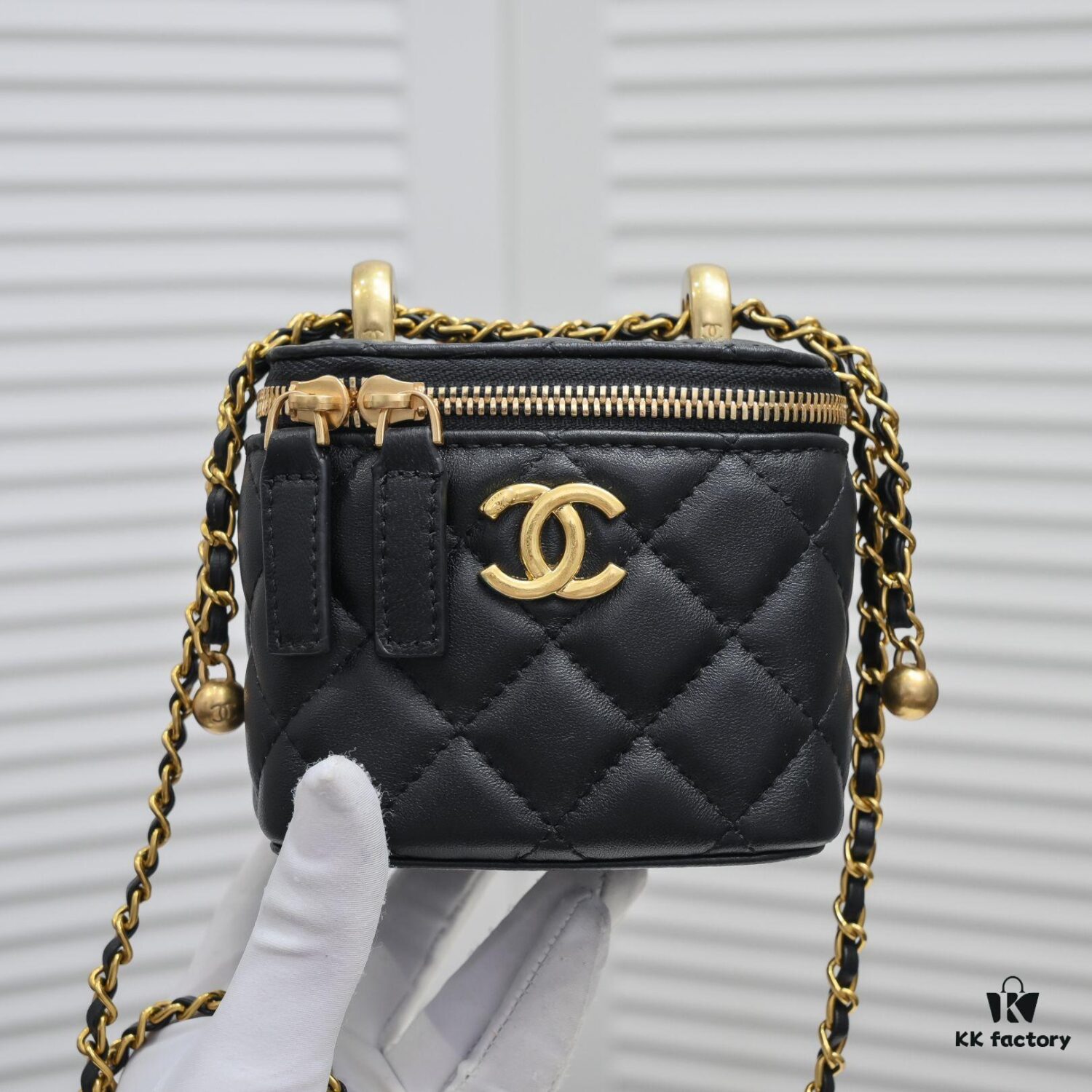 Chanel 2021 Fall/Winter New Arrival Mini Cosmetic Handheld Box, Compact Storage Pouch, Authentic Hardware, Adjustable Strap, Imported Lambskin, Perfect for On-the-Go Touch-Ups and Stylish Daily Accessory