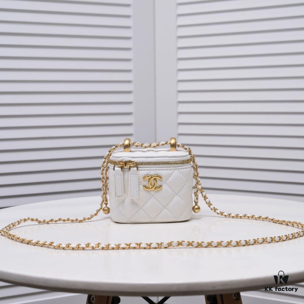 Chanel 2021 Fall/Winter New Arrival Handheld Makeup Pouch, Compact Storage Box, Authentic Hardware, Adjustable Strap, Premium Imported Lamb Leather