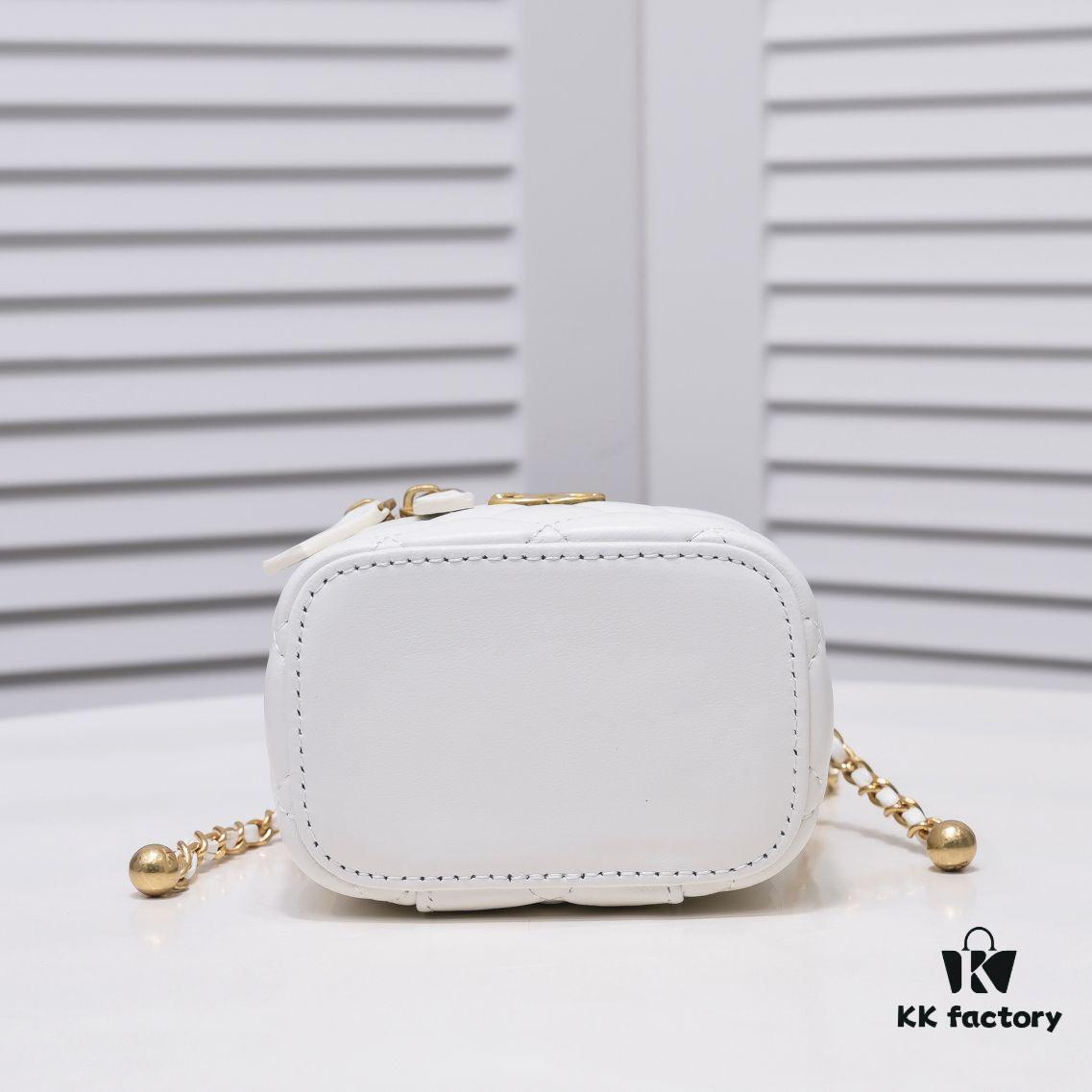 Chanel 2021 Fall/Winter New Arrival Handheld Makeup Pouch, Compact Storage Box, Authentic Hardware, Adjustable Strap, Premium Imported Lamb Leather