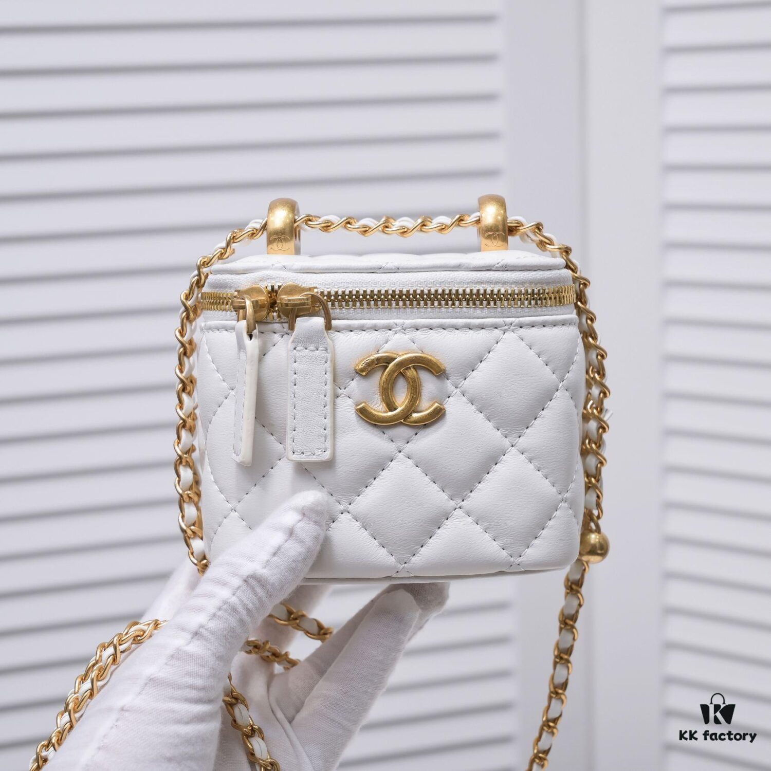 Chanel 2021 Fall/Winter New Arrival Handheld Makeup Pouch, Compact Storage Box, Authentic Hardware, Adjustable Strap, Premium Imported Lamb Leather