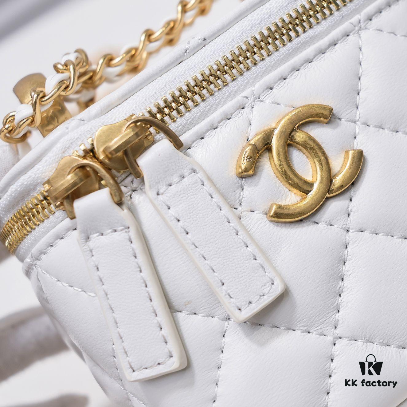 Chanel 2021 Fall/Winter New Arrival Handheld Makeup Pouch, Compact Storage Box, Authentic Hardware, Adjustable Strap, Premium Imported Lamb Leather