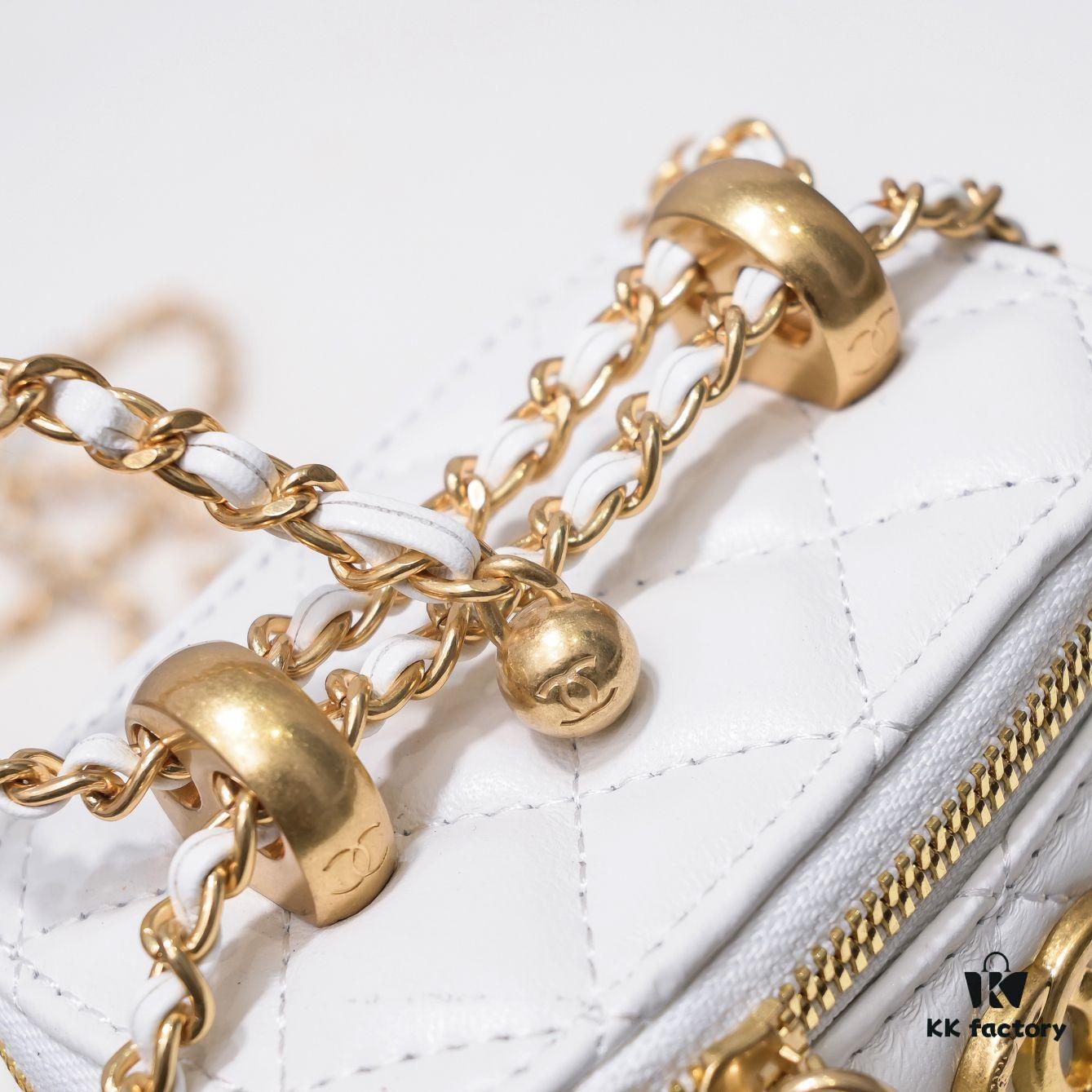 Chanel 2021 Fall/Winter New Arrival Handheld Makeup Pouch, Compact Storage Box, Authentic Hardware, Adjustable Strap, Premium Imported Lamb Leather