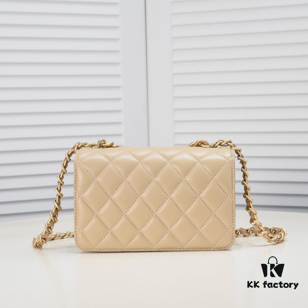 Chanel Should Be This Way: A More Relaxed and Effortlessly Refined Square Bag with a Slightly Shinier Lambskin Finish, Resembling the Le Boy Feel