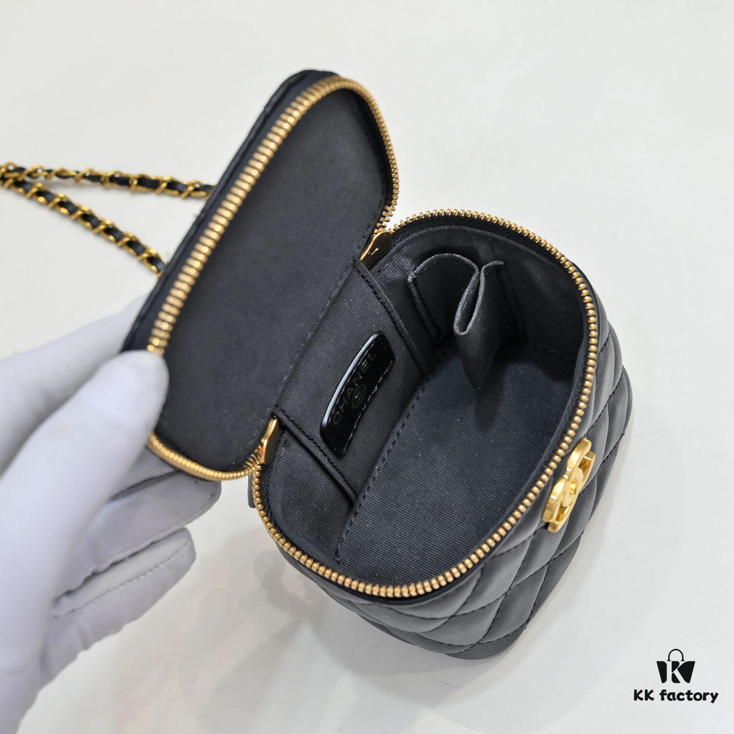 Chanel 2021 Fall/Winter New Arrival Mini Cosmetic Handheld Box, Compact Storage Pouch, Authentic Hardware, Adjustable Strap, Imported Lambskin, Perfect for On-the-Go Touch-Ups and Stylish Daily Accessory