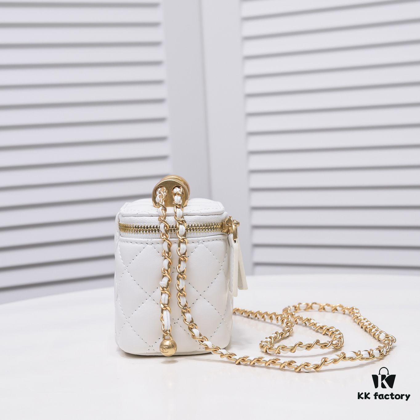 Chanel 2021 Fall/Winter New Arrival Handheld Makeup Pouch, Compact Storage Box, Authentic Hardware, Adjustable Strap, Premium Imported Lamb Leather