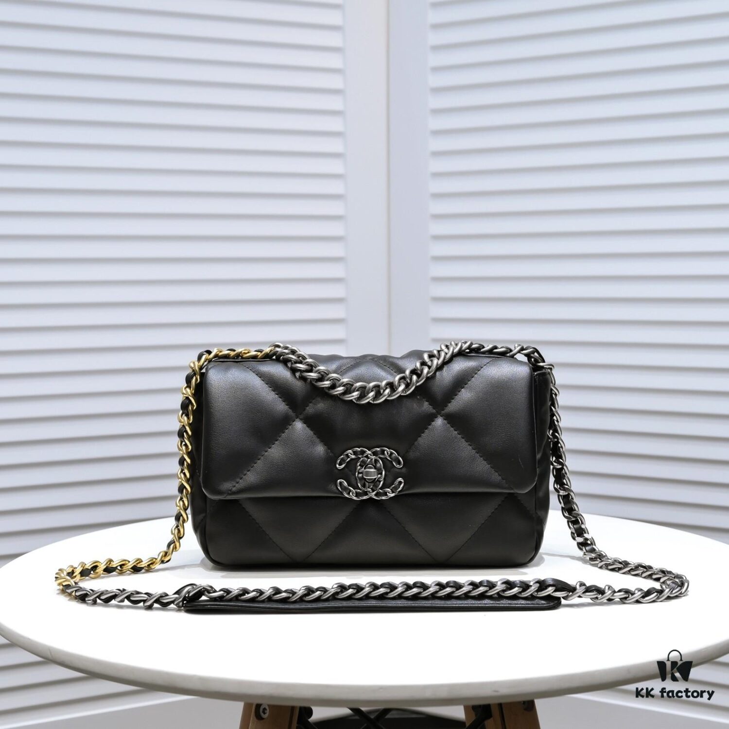 Black Small Chanel Latest Bestseller Just Arrived 📣📣 Same as Boutique, Genuine Imported Calfskin Leather 🐂 Super Soft Touch, Excellent Fit, Can Be Carried by Hand, on Shoulder or Crossbody, Fully Showcasing Women's Elegant Charm 💃 Act Now!