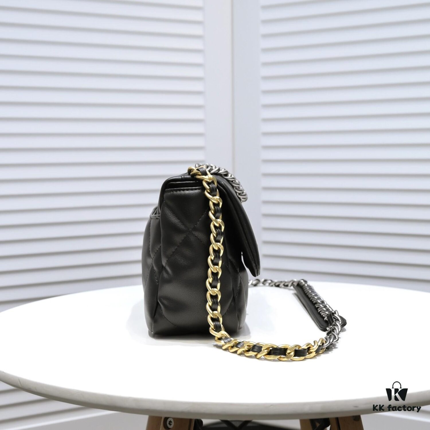 Black Small Chanel Latest Bestseller Just Arrived 📣📣 Same as Boutique, Genuine Imported Calfskin Leather 🐂 Super Soft Touch, Excellent Fit, Can Be Carried by Hand, on Shoulder or Crossbody, Fully Showcasing Women's Elegant Charm 💃 Act Now!
