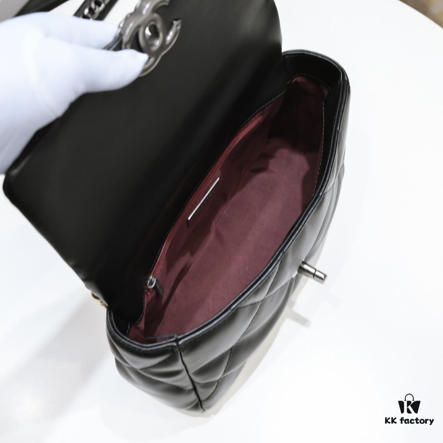 Black Small Chanel Latest Bestseller Just Arrived 📣📣 Same as Boutique, Genuine Imported Calfskin Leather 🐂 Super Soft Touch, Excellent Fit, Can Be Carried by Hand, on Shoulder or Crossbody, Fully Showcasing Women's Elegant Charm 💃 Act Now!