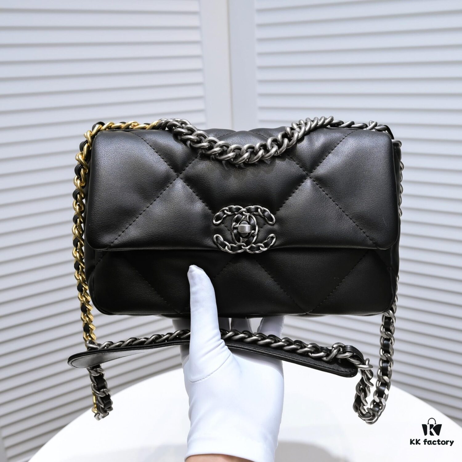 Black Small Chanel Latest Bestseller Just Arrived 📣📣 Same as Boutique, Genuine Imported Calfskin Leather 🐂 Super Soft Touch, Excellent Fit, Can Be Carried by Hand, on Shoulder or Crossbody, Fully Showcasing Women's Elegant Charm 💃 Act Now!