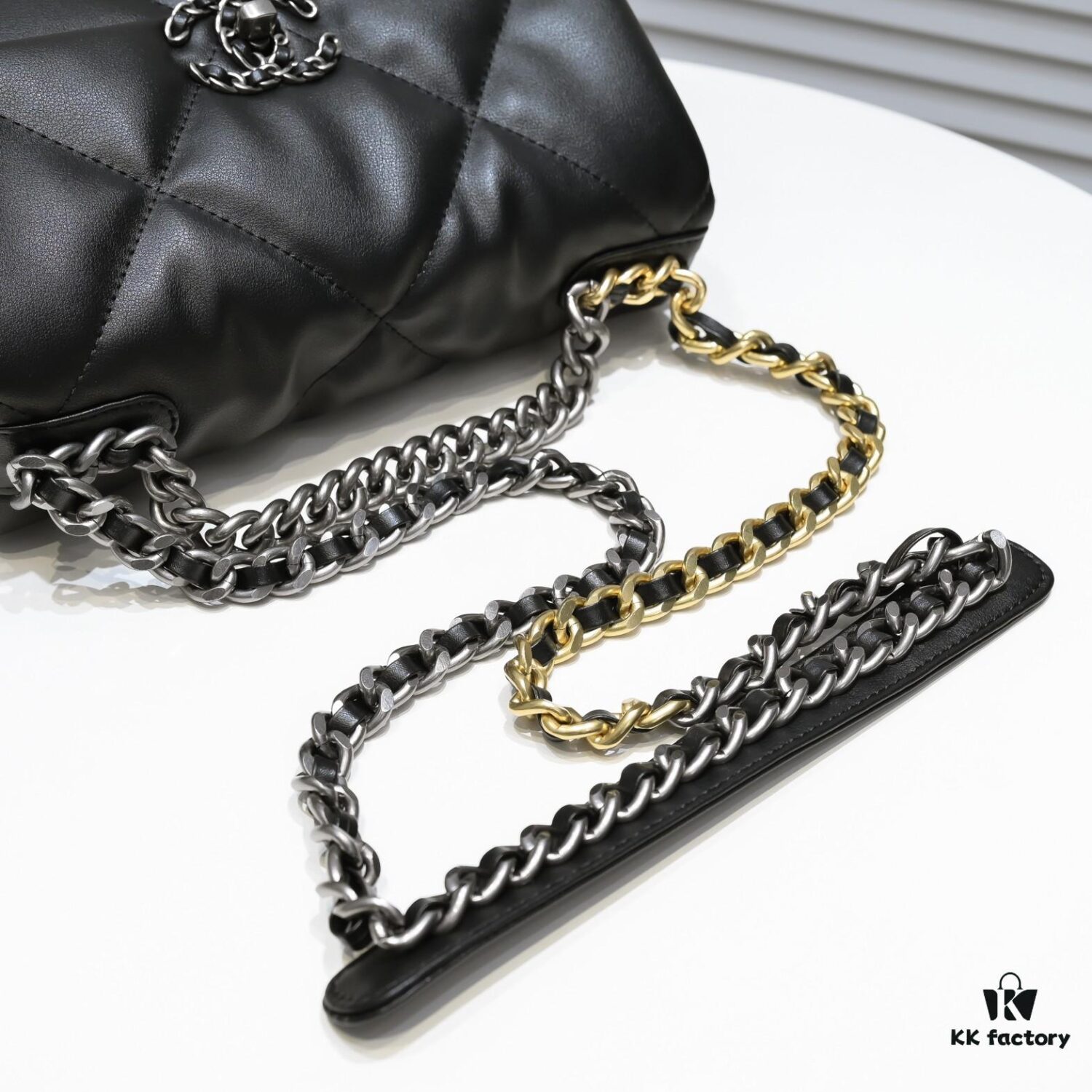 Black Small Chanel Latest Bestseller Just Arrived 📣📣 Same as Boutique, Genuine Imported Calfskin Leather 🐂 Super Soft Touch, Excellent Fit, Can Be Carried by Hand, on Shoulder or Crossbody, Fully Showcasing Women's Elegant Charm 💃 Act Now!