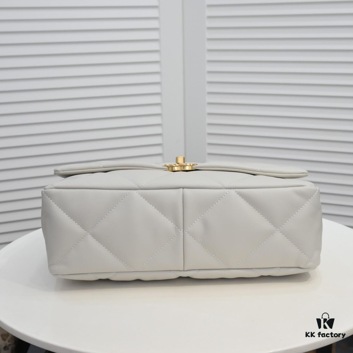 Off-white Large Chanel Latest Bestseller Release 📣📣 Same as Boutique, Imported Cowhide Leather with Super Soft Touch