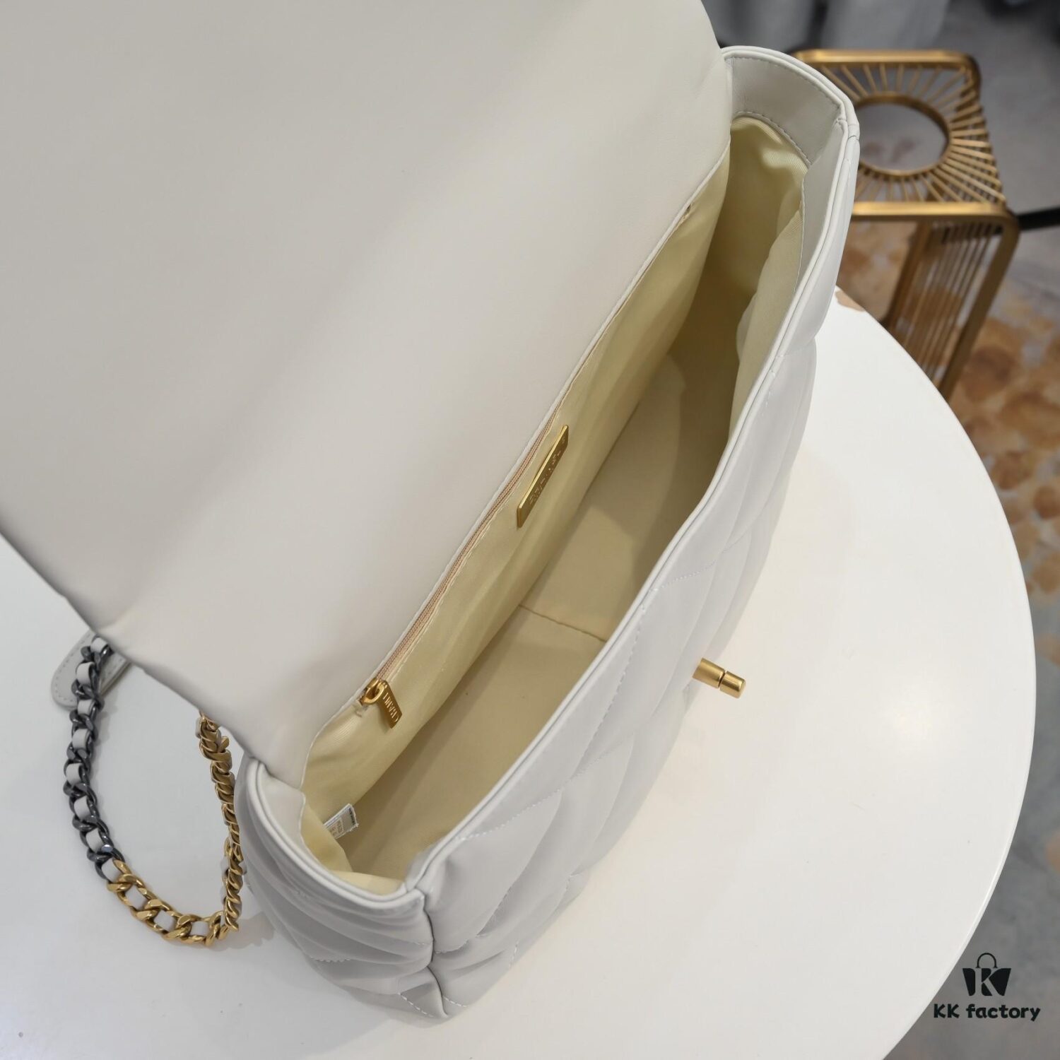 Off-white Large Chanel Latest Bestseller Release 📣📣 Same as Boutique, Imported Cowhide Leather with Super Soft Touch