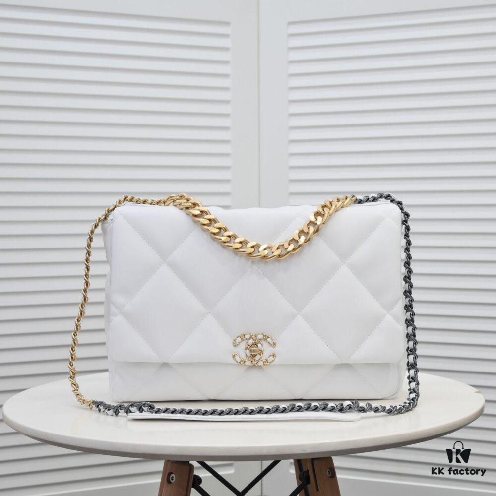 Pure White Large Size Chanel Latest Bestseller Just Released 📣📣 Same as Boutique, Imported Cowhide Leather 🐂, Extremely Soft Touch, Superb Fit, Can Be Carried by Hand, on Shoulder or Crossbody, Fully Showcasing Women's Elegant Charm 💃 Hurry and Grab Yours Now
