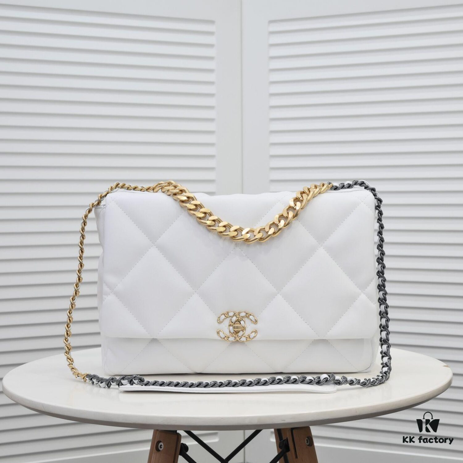Pure White Large Size Chanel Latest Bestseller Just Released 📣📣 Same as Boutique, Imported Cowhide Leather 🐂, Extremely Soft Touch, Superb Fit, Can Be Carried by Hand, on Shoulder or Crossbody, Fully Showcasing Women's Elegant Charm 💃 Hurry and Grab Yours Now